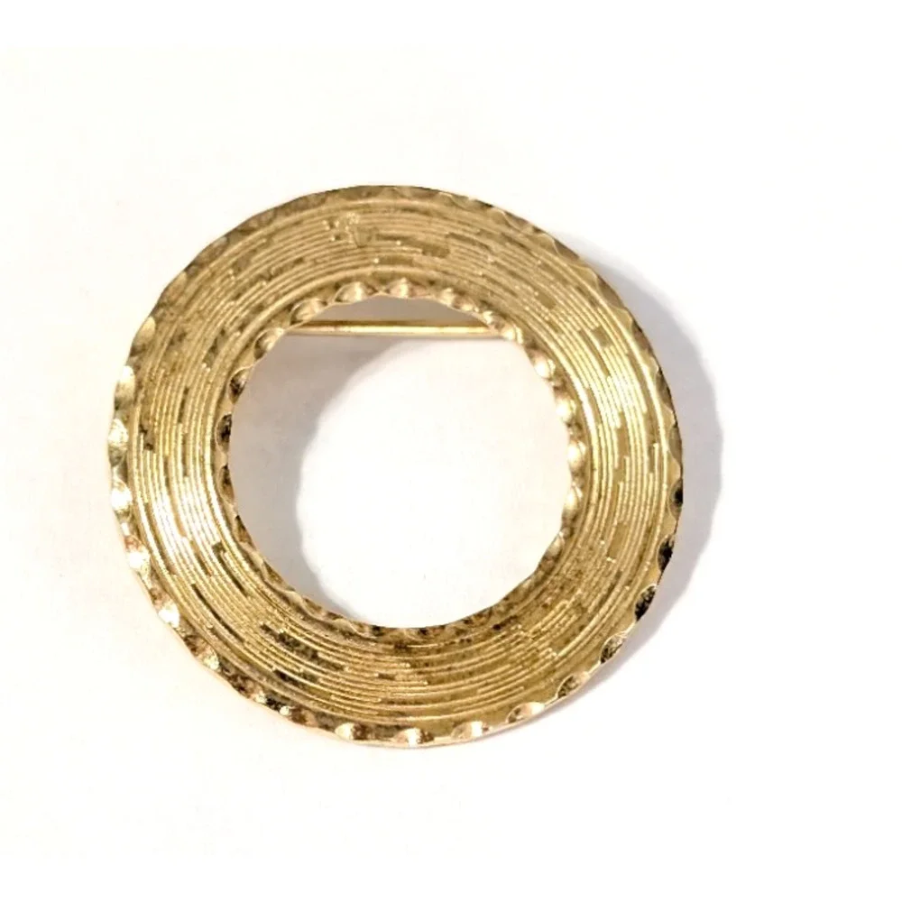 Vintage Circle Wreath Brooch Pin 1.25” Textured Gold-tone Unisex Simple go26